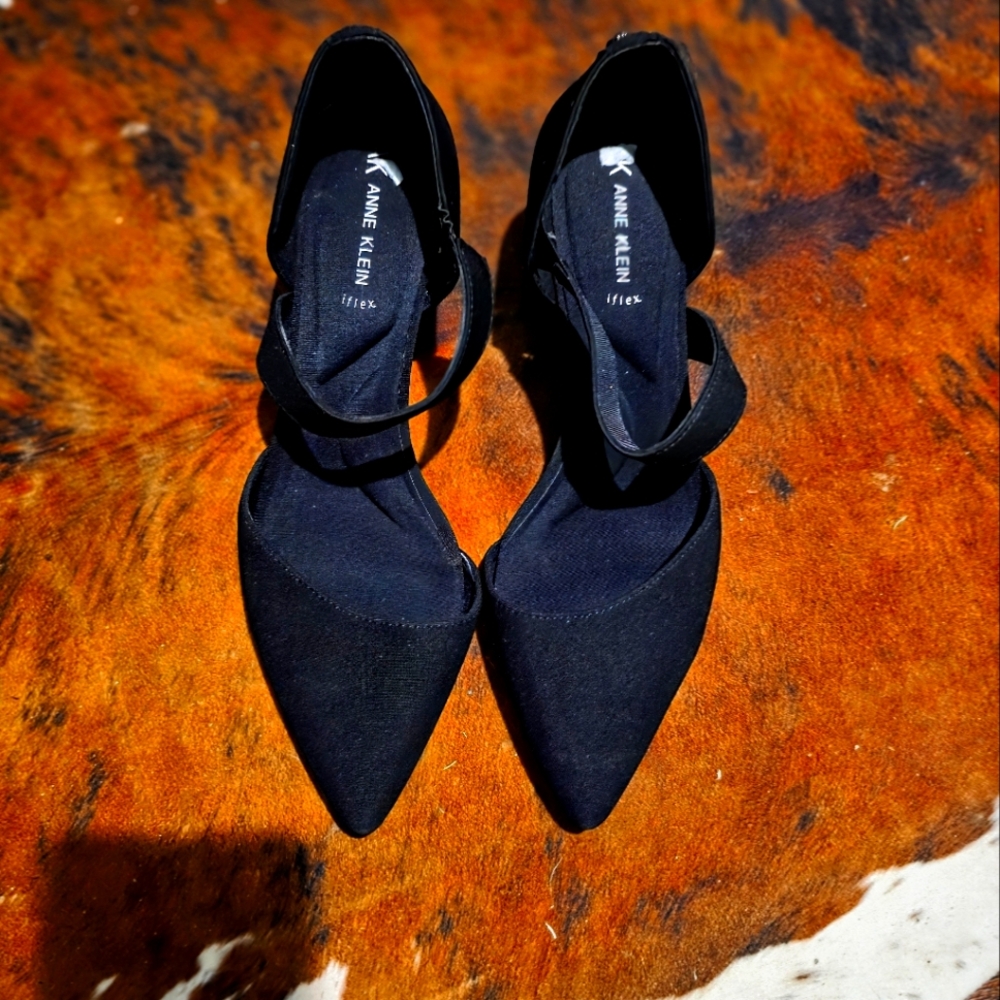 Anne Klein Black Pointed Toe Heels. Only Worn Once.